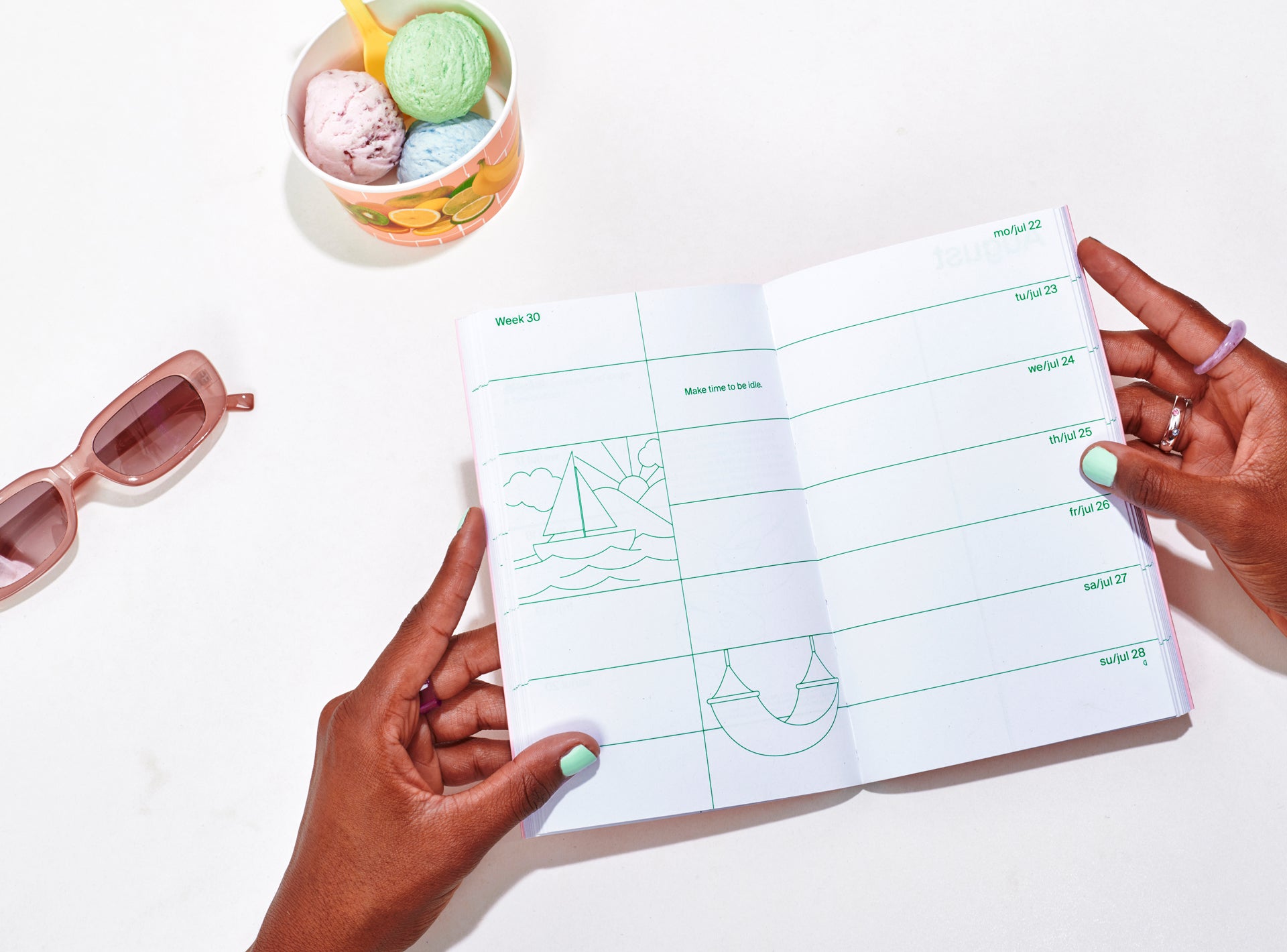planner layout edition Julie Joliat summer with hands