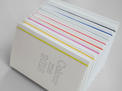 All 2018 planners with an coloured elastic on the side in yellow, darker yellow, pink, orange, vivid pink, light blue, blue, black and white.